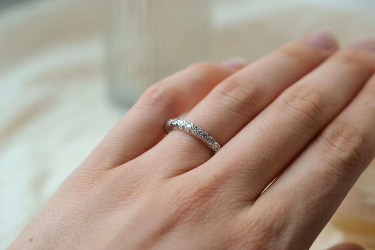 Alliance americaine en Or blanc sertie de diamants - bague mariage