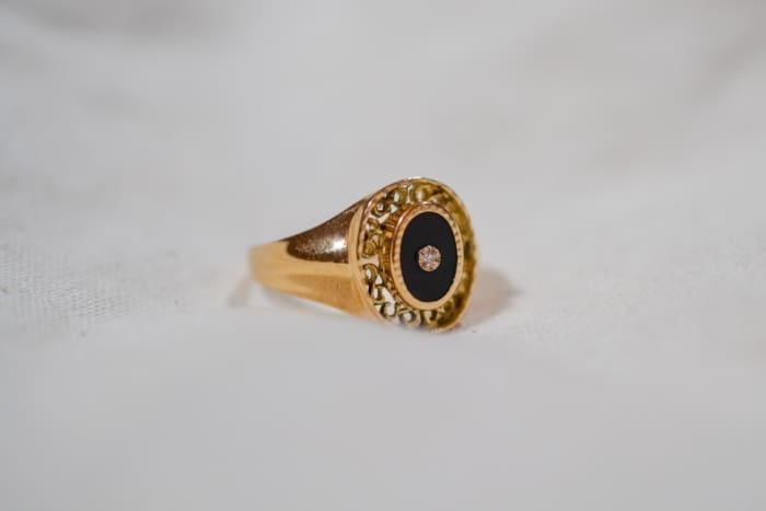 Chevaliere ajouree en Or jaune sertie d une plaque d onyx centree d un petit diamant - bague de seconde main
