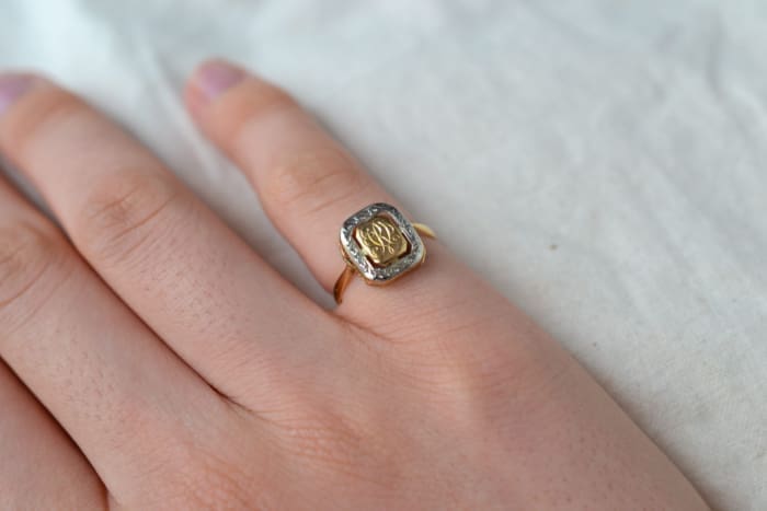 Chevaliere monogrammee en Or deux tons - bague eco responsable
