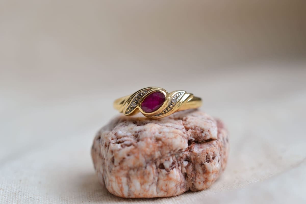 Bague Rubis serti clos et Diamants - bague ancienne