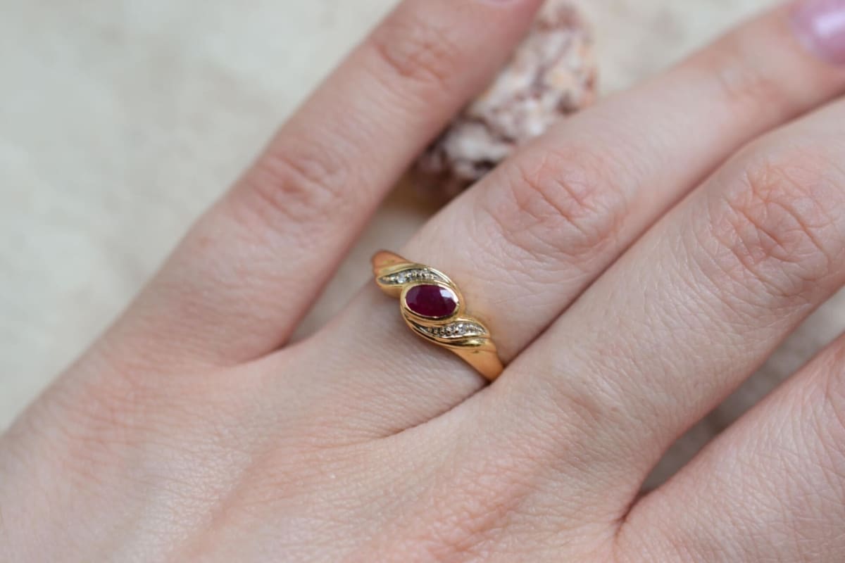 Bague Rubis serti clos et Diamants - bague de fiançailles