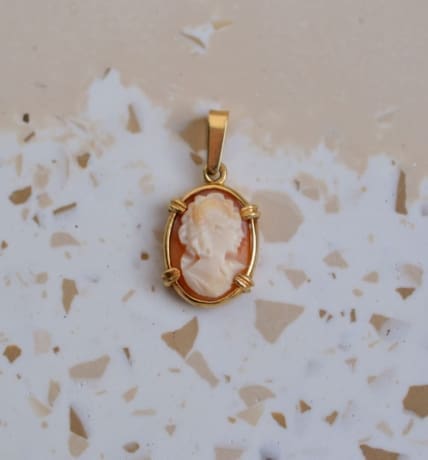 Pendentif Camée serti griffes - pendentif ancien
