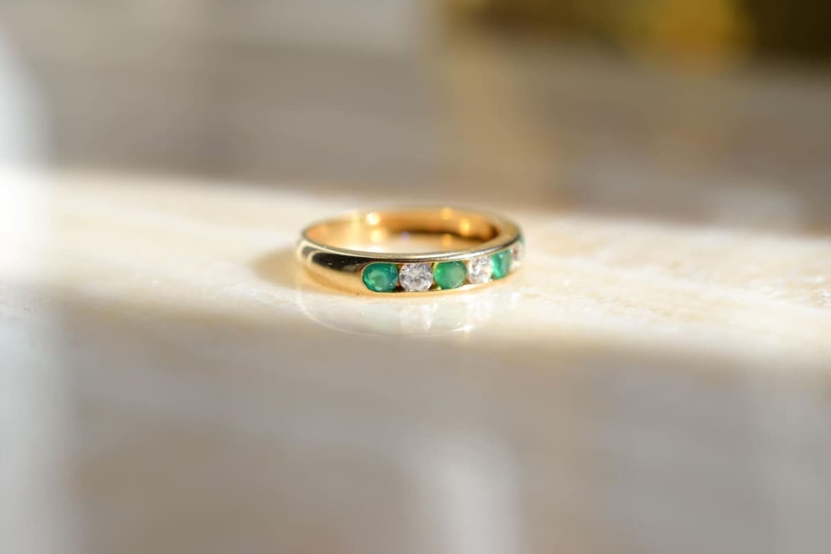 Alliance demi-américaine pierres vertes et blanches - bague Vintage