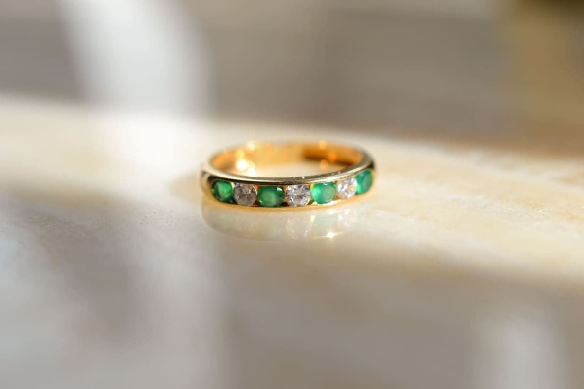 Alliance demi-américaine pierres vertes et blanches - bague ancienne