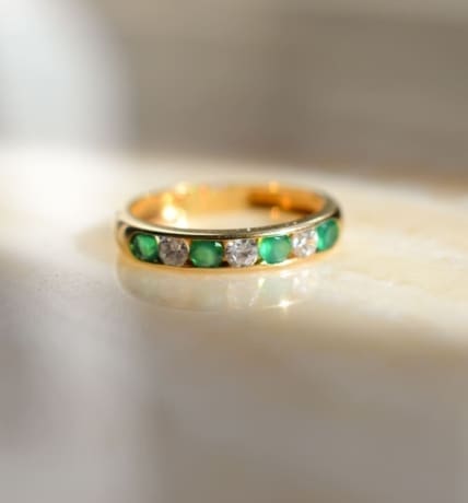 Alliance demi-américaine pierres vertes et blanches - bague ancienne