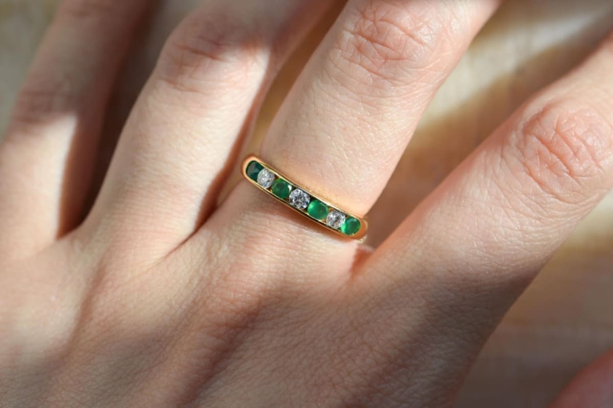 Alliance demi-américaine pierres vertes et blanches - bague de fiançailles