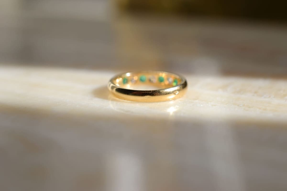 Alliance demi-américaine pierres vertes et blanches - bague unique
