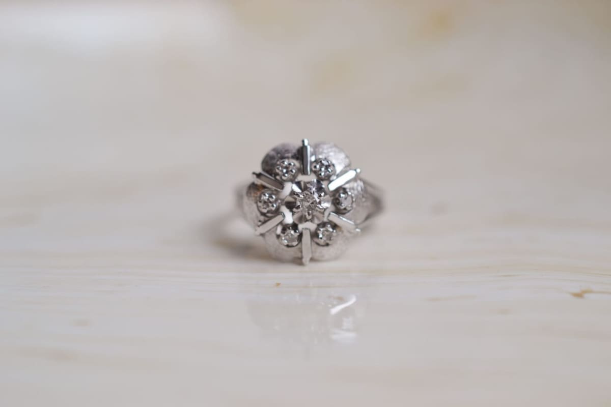Bague Marguerite Diamants décor ciselé - bague ancienne