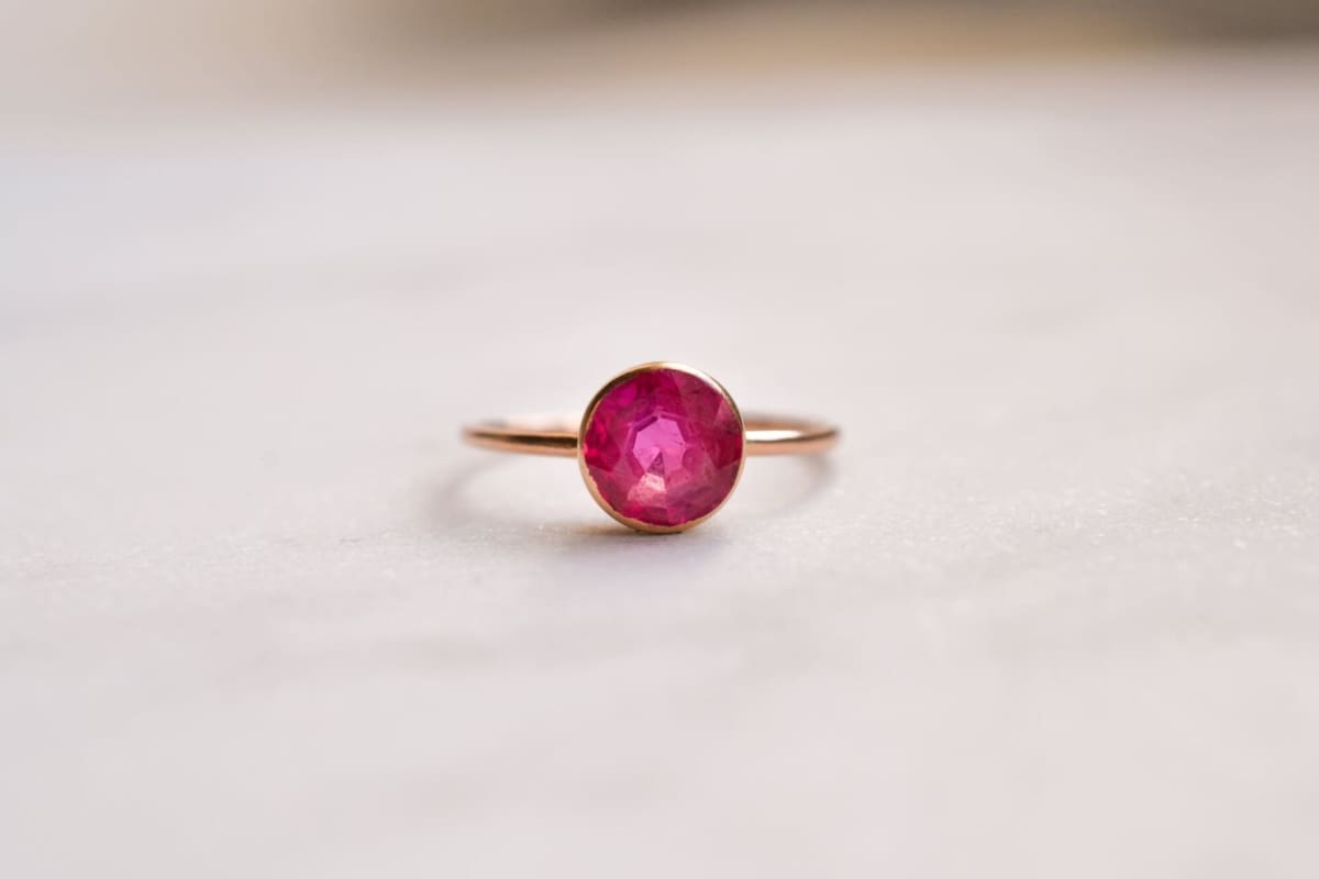 Bague pierre rouge sertie clos - bague ancienne