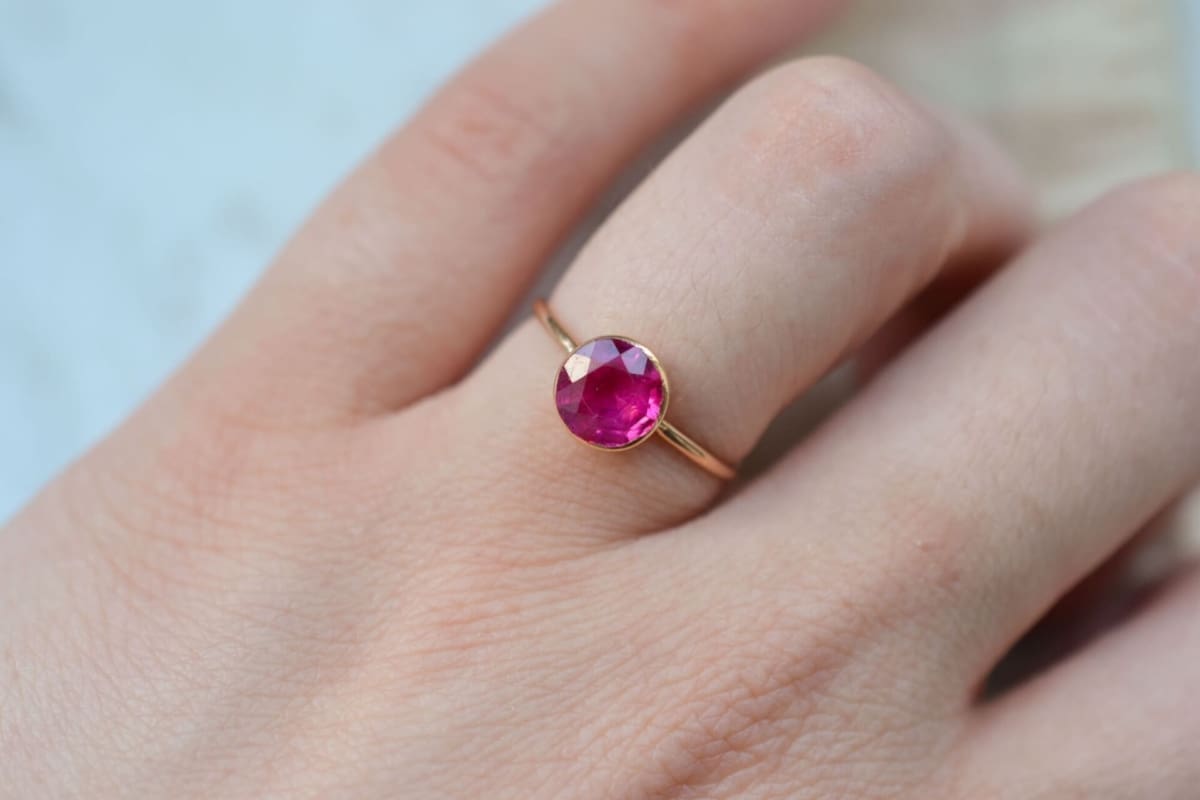 Bague pierre rouge sertie clos - bague de fiançailles