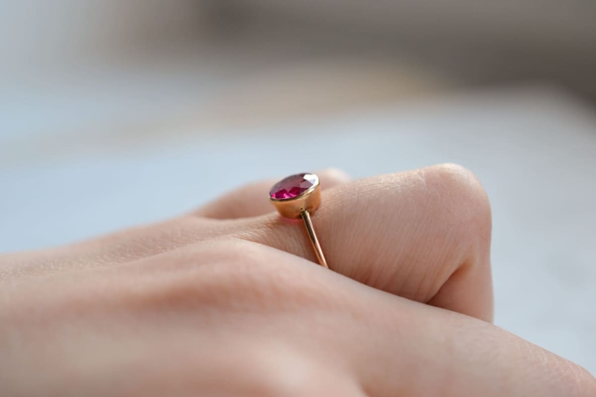 Bague pierre rouge sertie clos - bague de promesse
