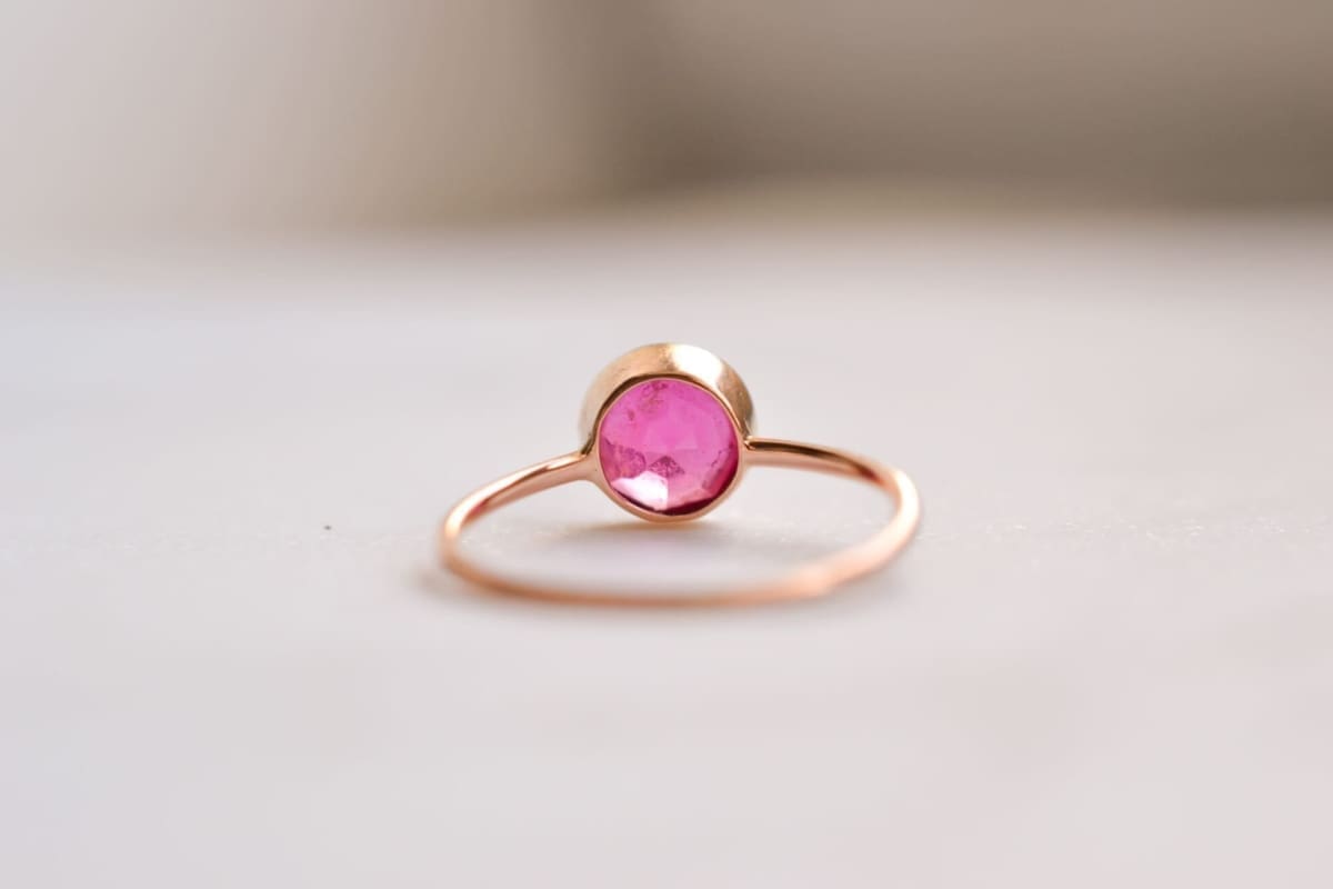 Bague pierre rouge sertie clos - bague unique