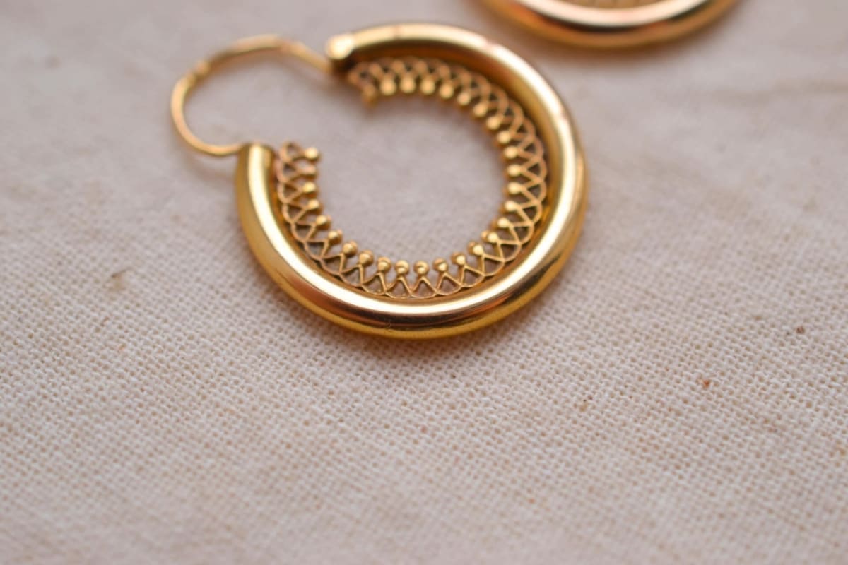 Créoles à décor ajouré - boucles d'oreilles Vintage