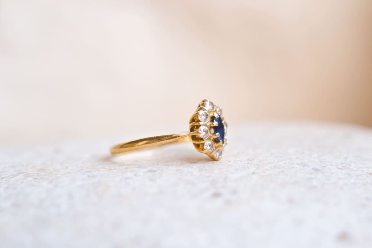 Marguerite Saphir et pierres blanches - bague Vintage