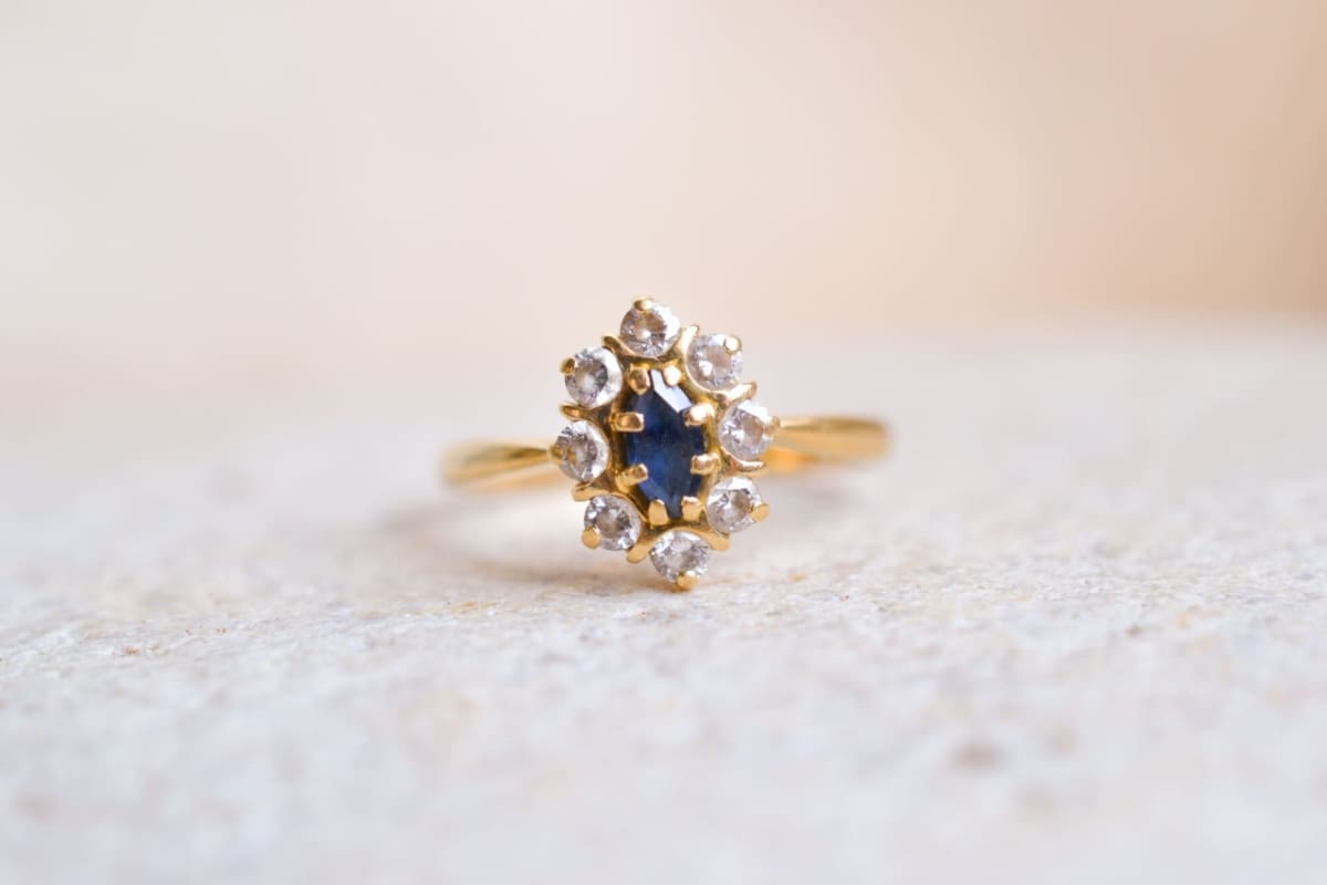Marguerite Saphir et pierres blanches - bague ancienne