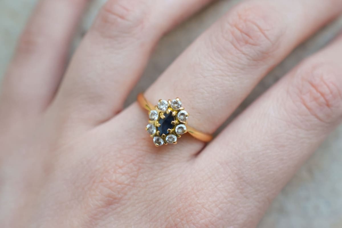 Marguerite Saphir et pierres blanches - bague de fiançailles