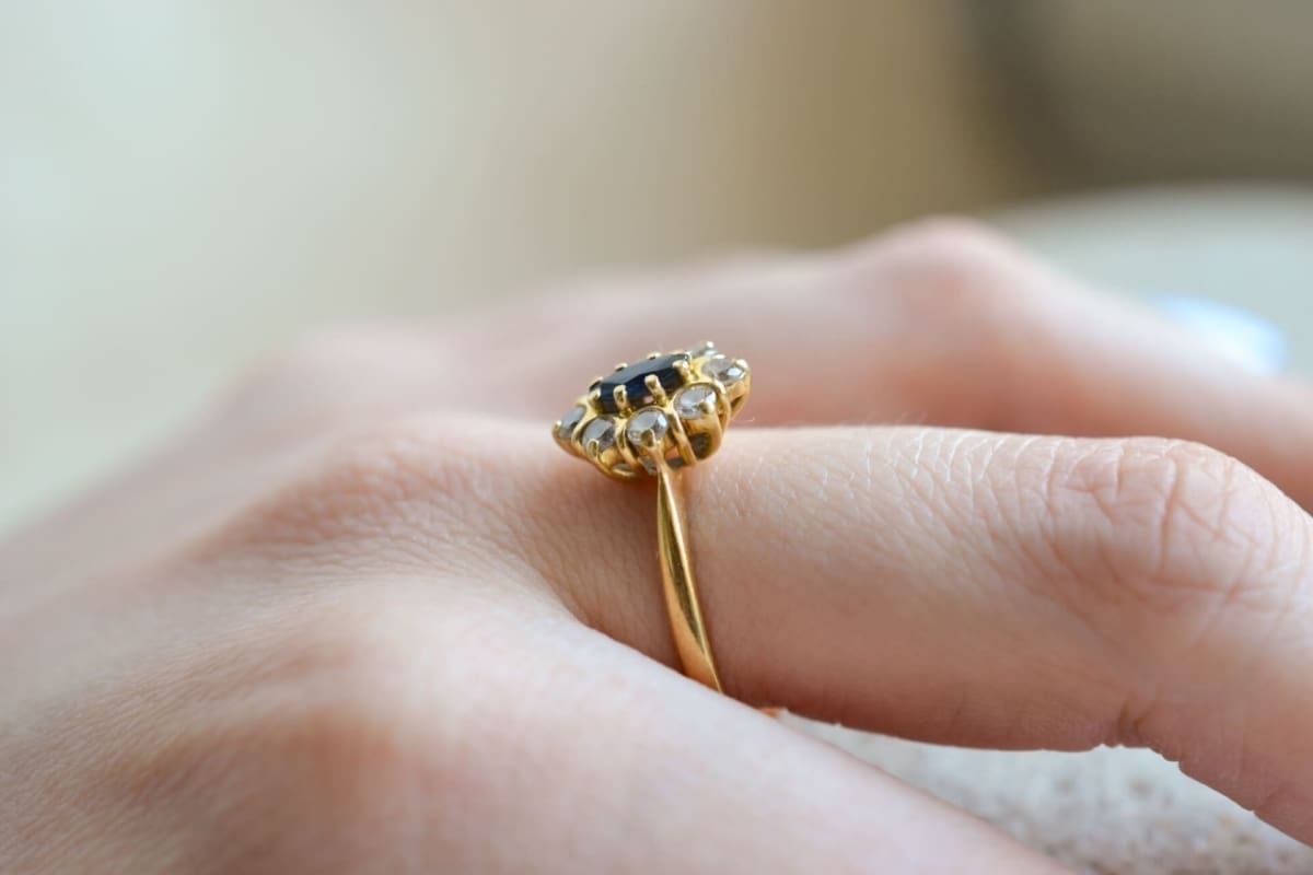 Marguerite Saphir et pierres blanches - bague de promesse