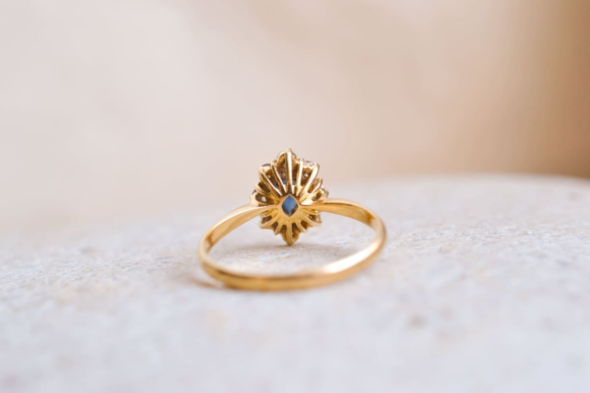 Marguerite Saphir et pierres blanches - bague unique