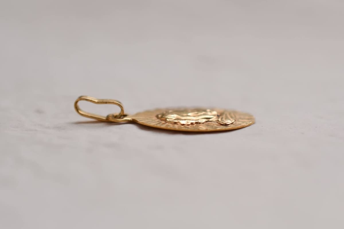 Médaille angelot ovale ciselée - médaille ancienne