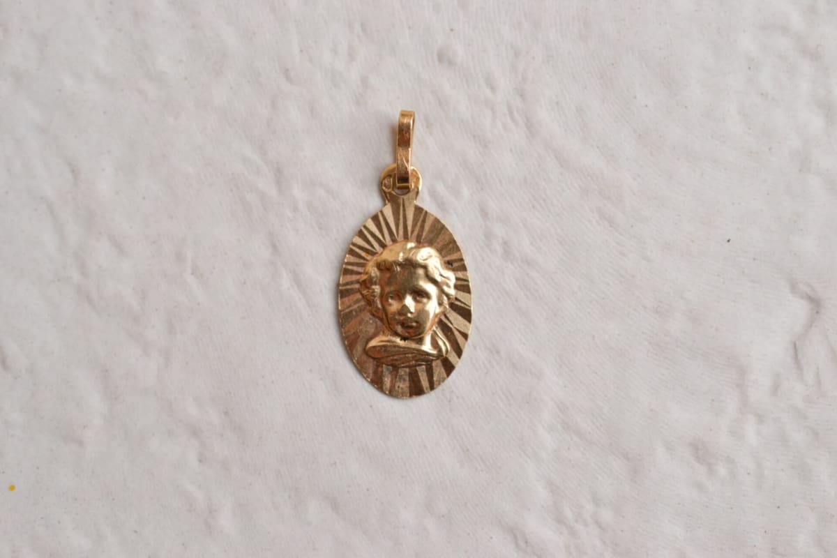 Médaille angelot ovale ciselée - médaille religieuse