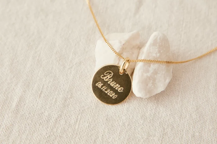 collier personnalisé médaille gravée prénom et date