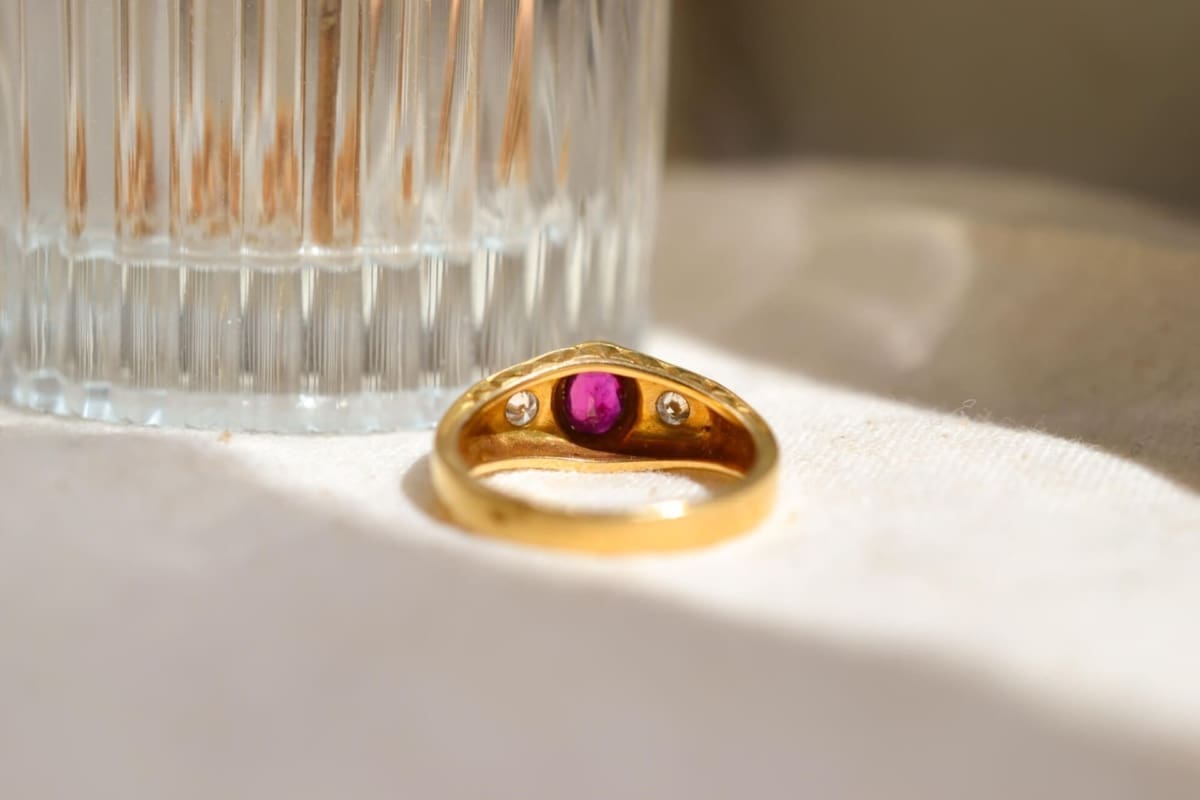 Bague Rubis et Diamants décor ciselé - bague Or jaune 18 carats