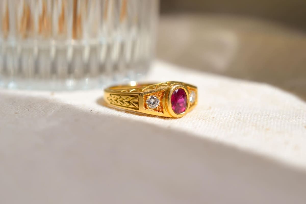 Bague Rubis et Diamants décor ciselé - bague Vintage