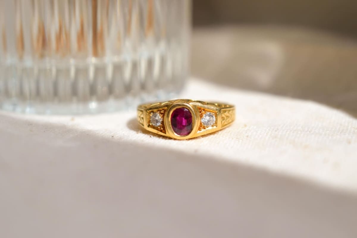 Bague Rubis et Diamants décor ciselé - bague ancienne