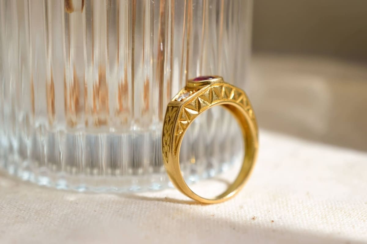 Bague Rubis et Diamants décor ciselé - bague de fiançailles