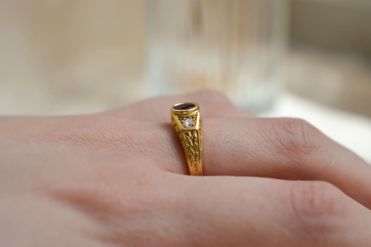 Bague Rubis et Diamants décor ciselé - bague de naissance