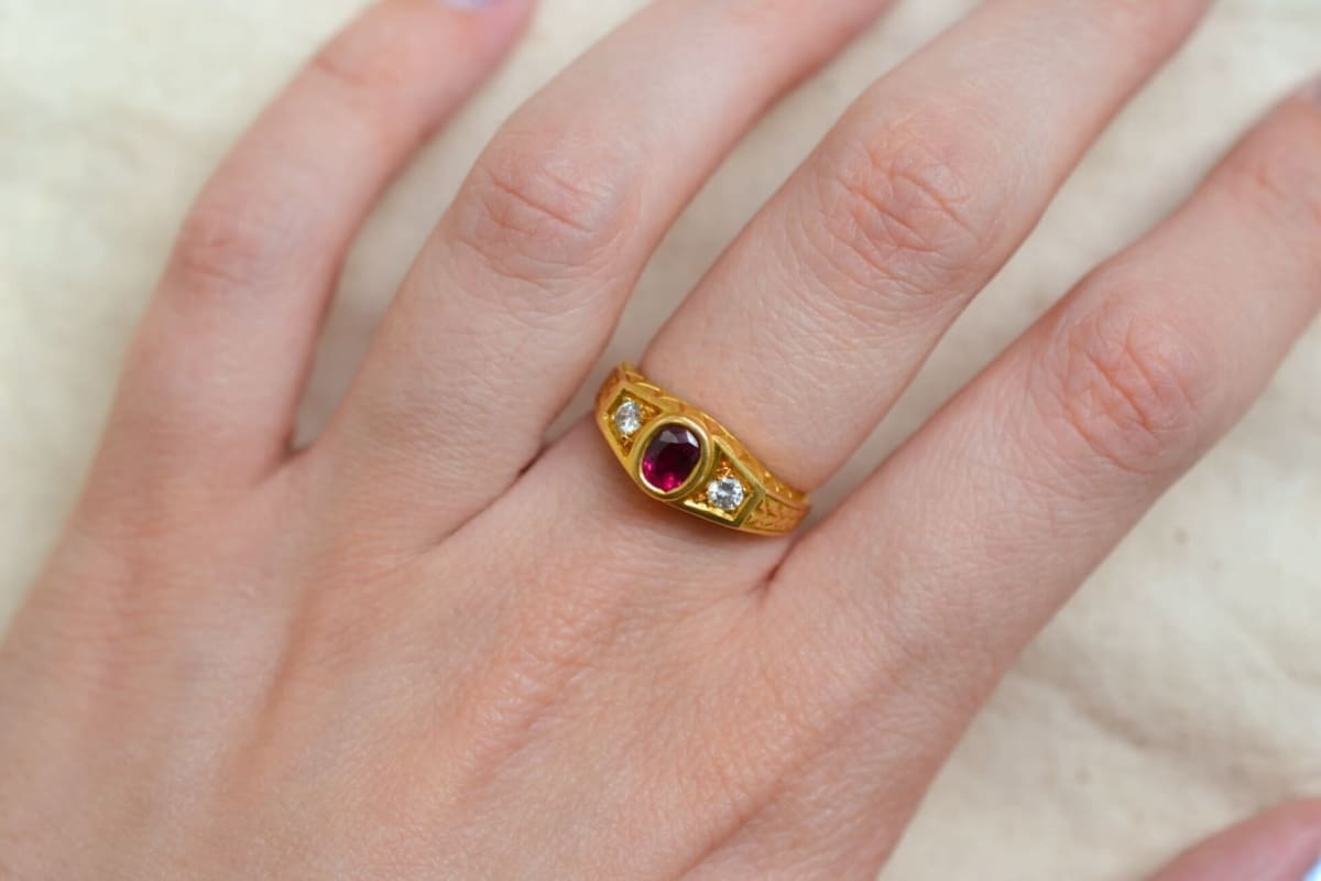 Bague Rubis et Diamants décor ciselé - bague de promesse