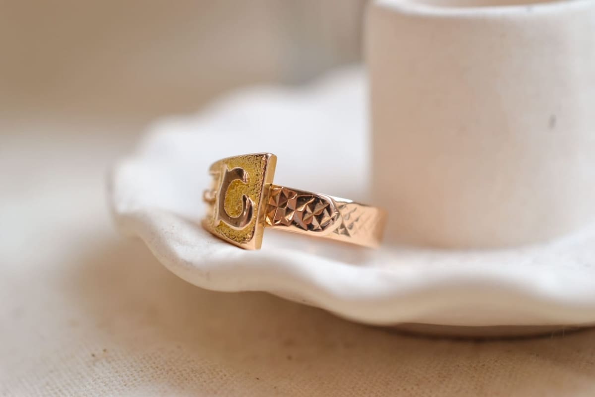 Bague ceinture ciselée - bague unique