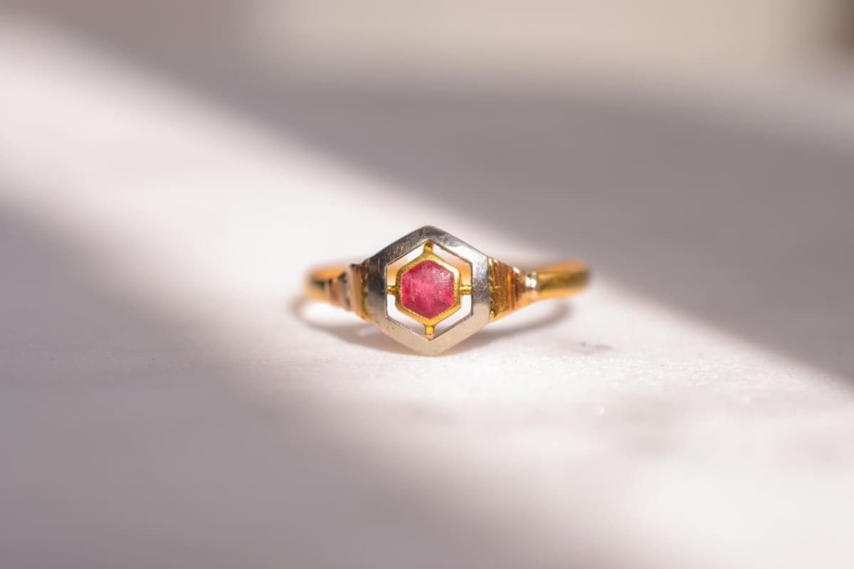 Bague Art Déco 2 Ors pierre rouge - bague ancienne