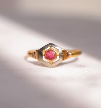 Bague Art Déco 2 Ors pierre rouge - bague ancienne