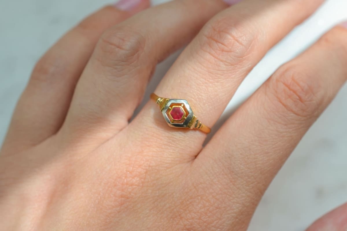 Bague Art Déco 2 Ors pierre rouge - bague de fiançailles