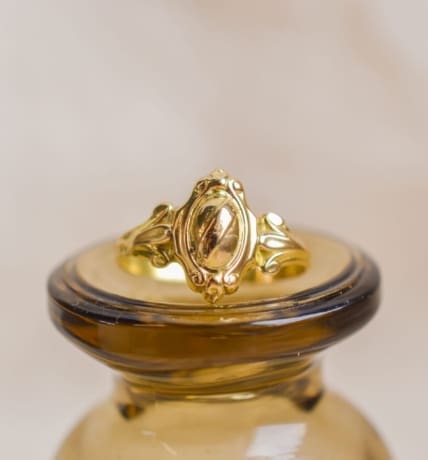 Bague écusson oval bandeau ciselé - bague ancienne
