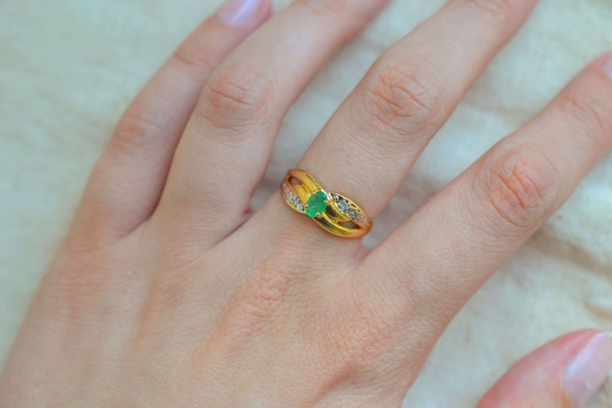 Bague rubans Émeraude et Diamants - bague de fiançailles