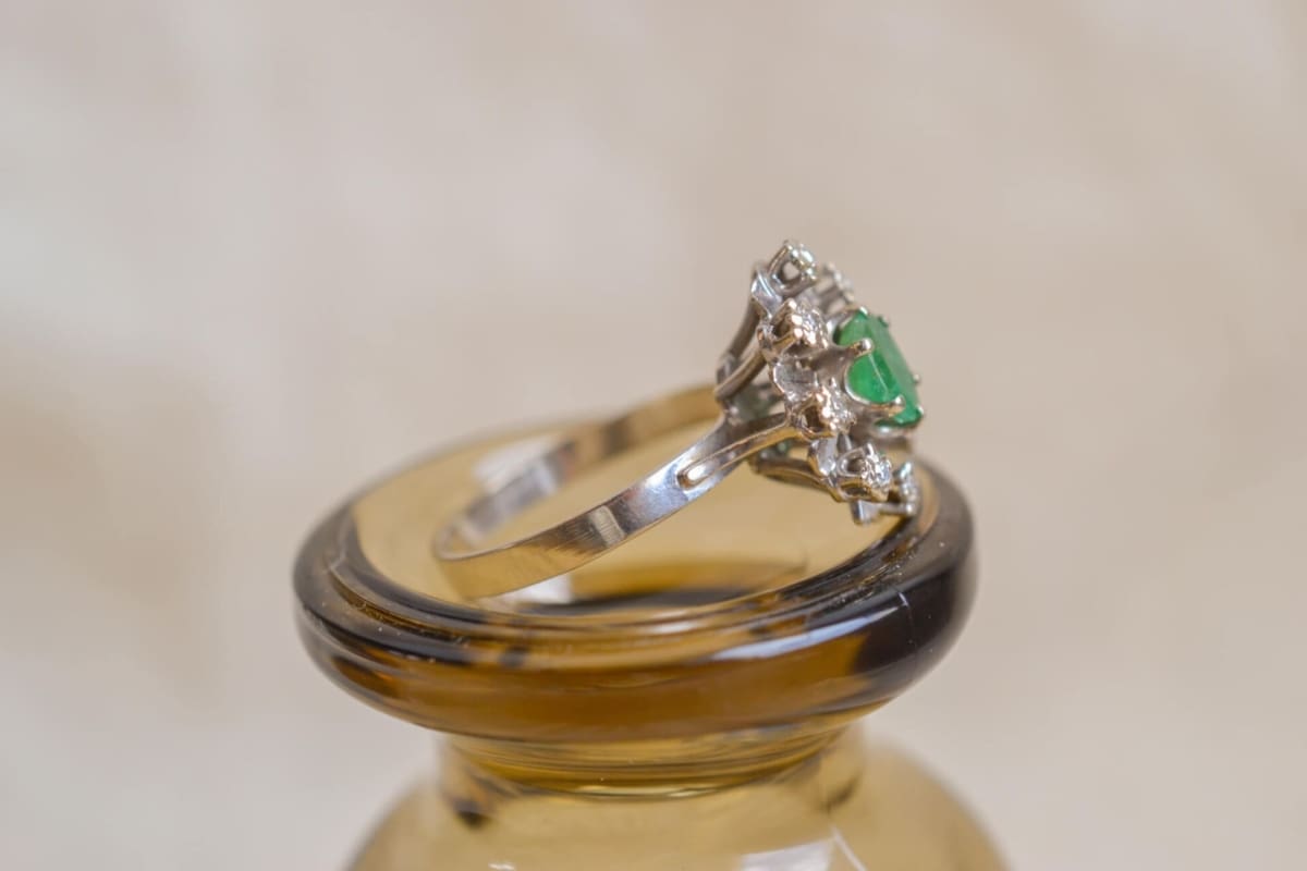 Marguerite Or blanc Émeraude et Diamants - bague Vintage