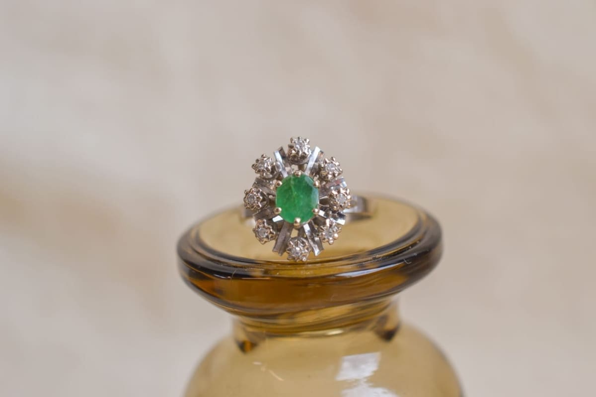 Marguerite Or blanc Émeraude et Diamants - bague ancienne