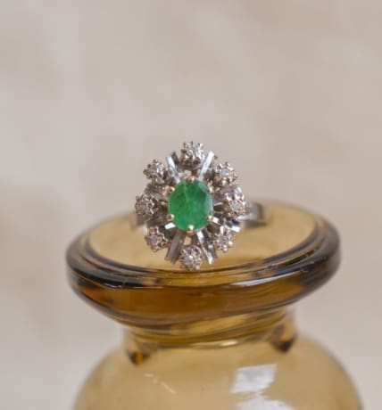 Marguerite Or blanc Émeraude et Diamants - bague ancienne