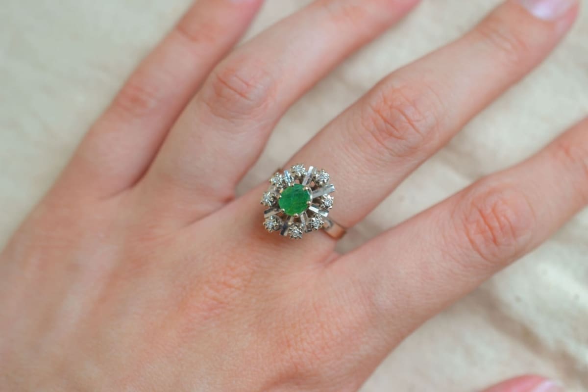 Marguerite Or blanc Émeraude et Diamants - bague de fiançailles