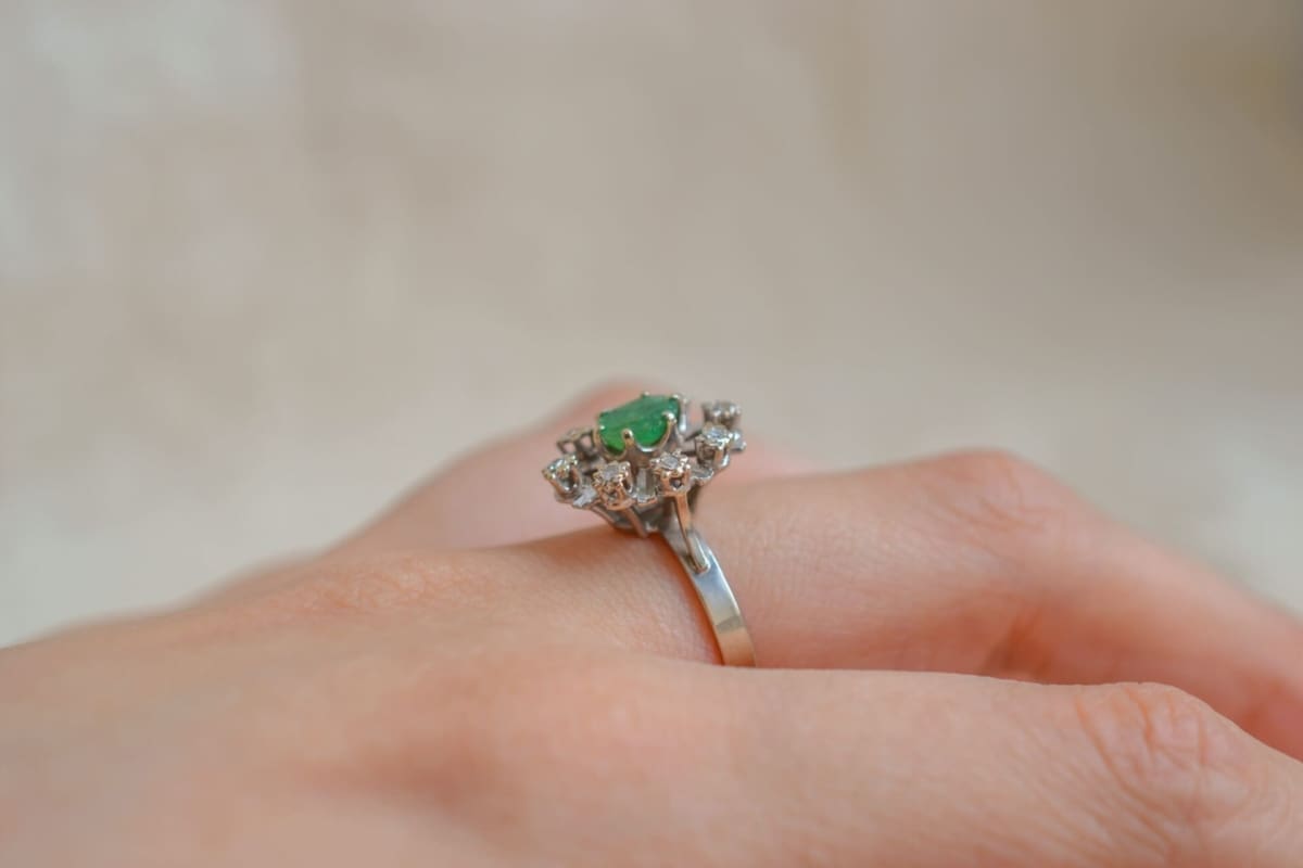 Marguerite Or blanc Émeraude et Diamants - bague de seconde main