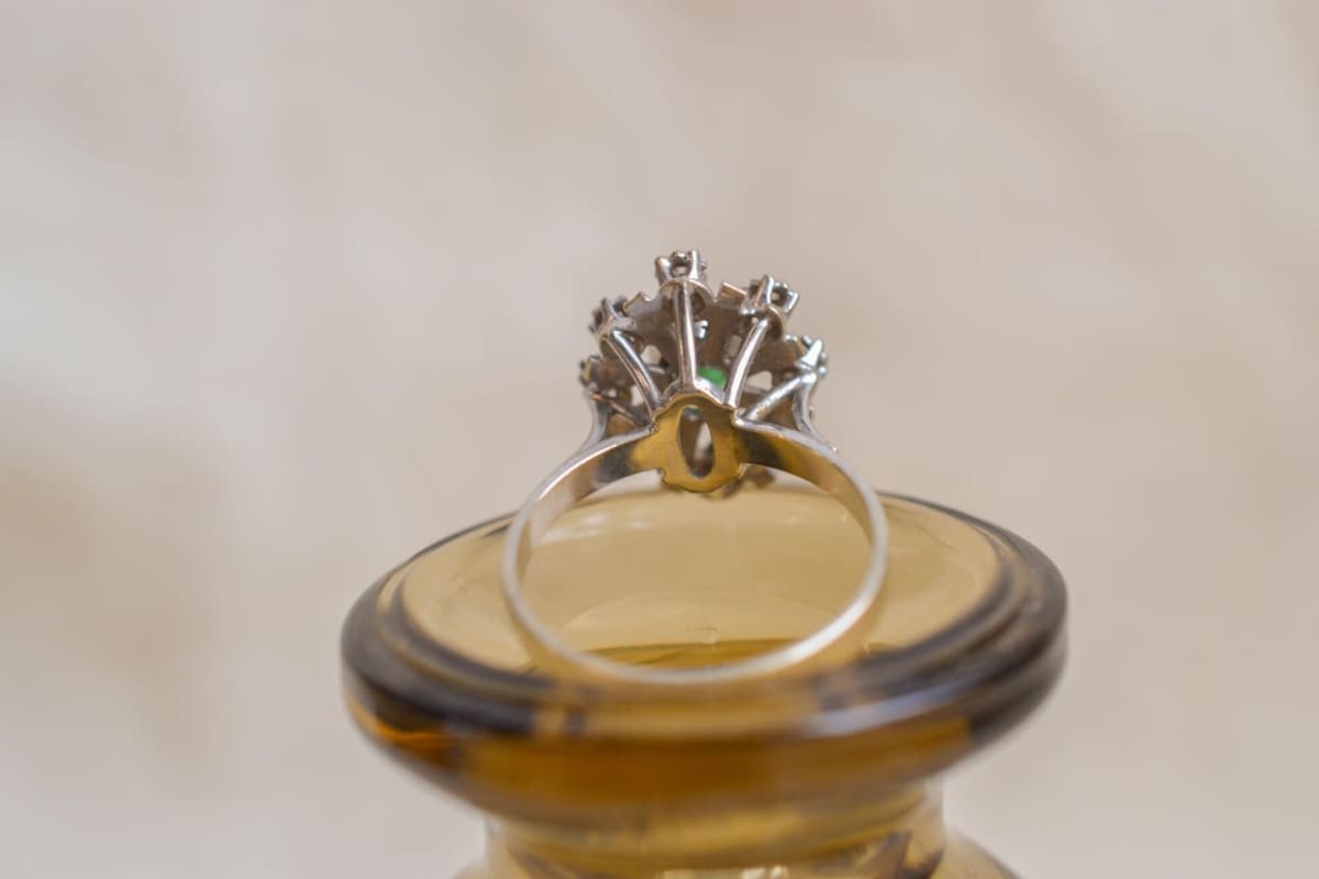 Marguerite Or blanc Émeraude et Diamants - bague unique