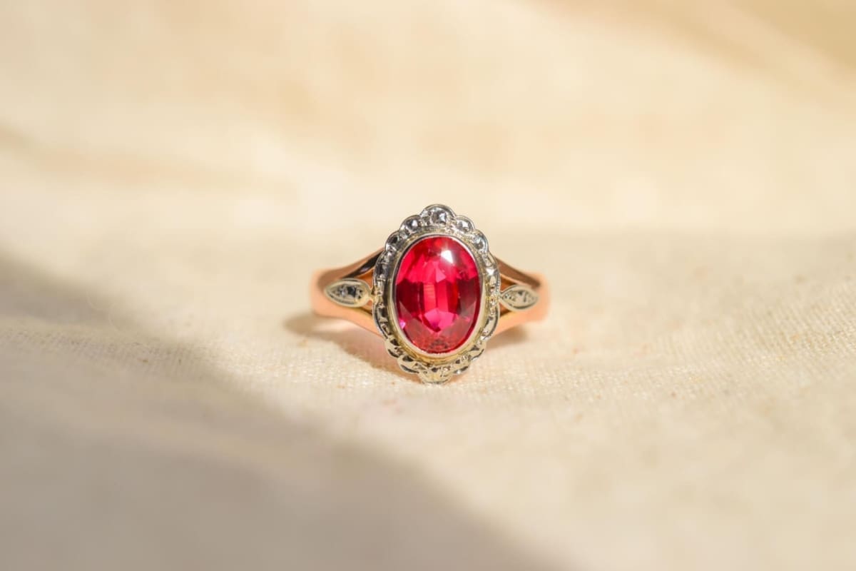 Marguerite Rubis et Oxydes 2 Ors - bague ancienne