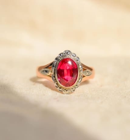 Marguerite Rubis et Oxydes 2 Ors - bague ancienne