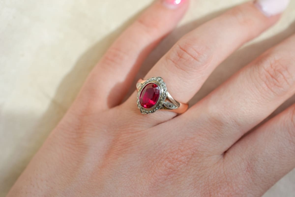 Marguerite Rubis et Oxydes 2 Ors - bague de fiançailles