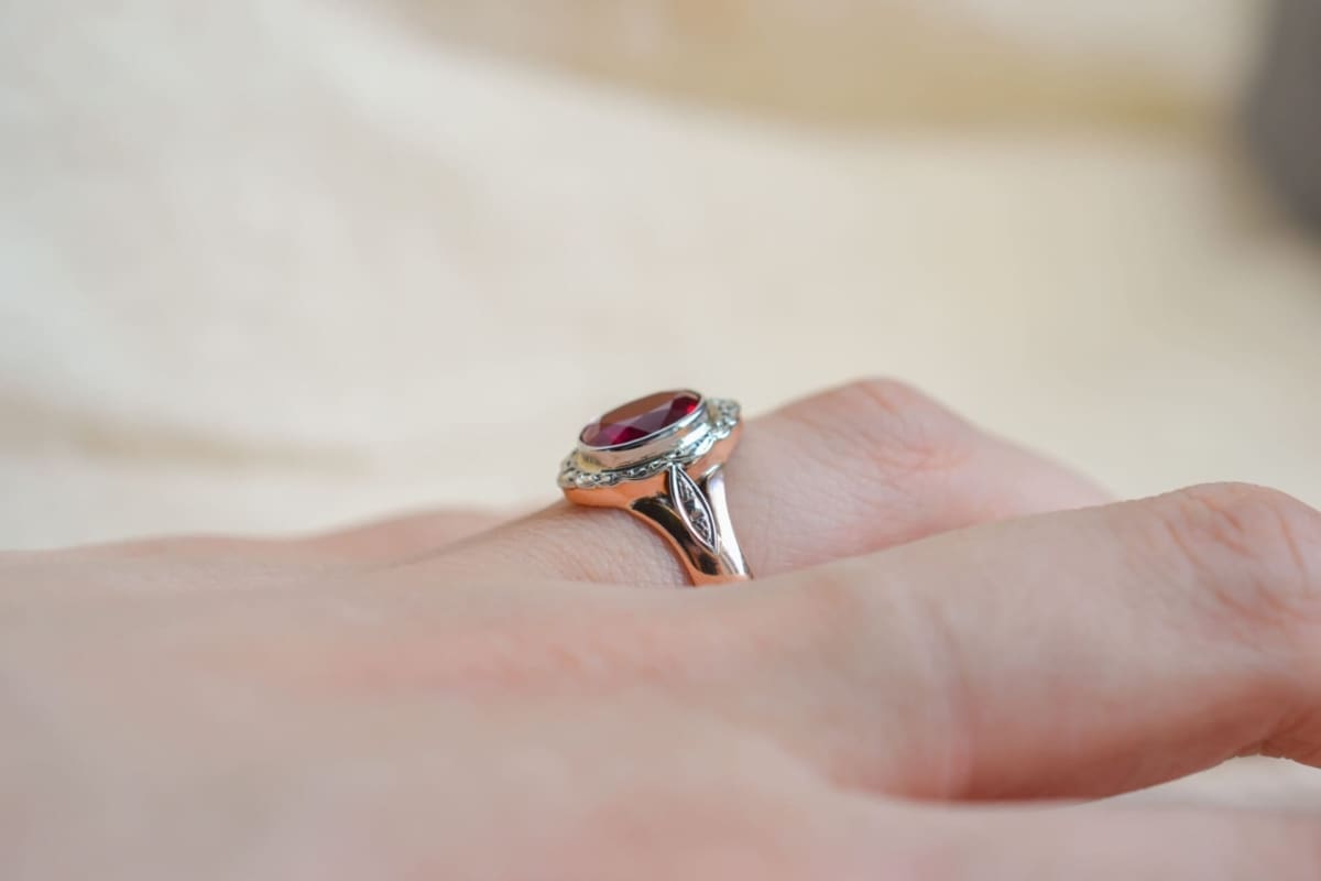 Marguerite Rubis et Oxydes 2 Ors - bague de promesse
