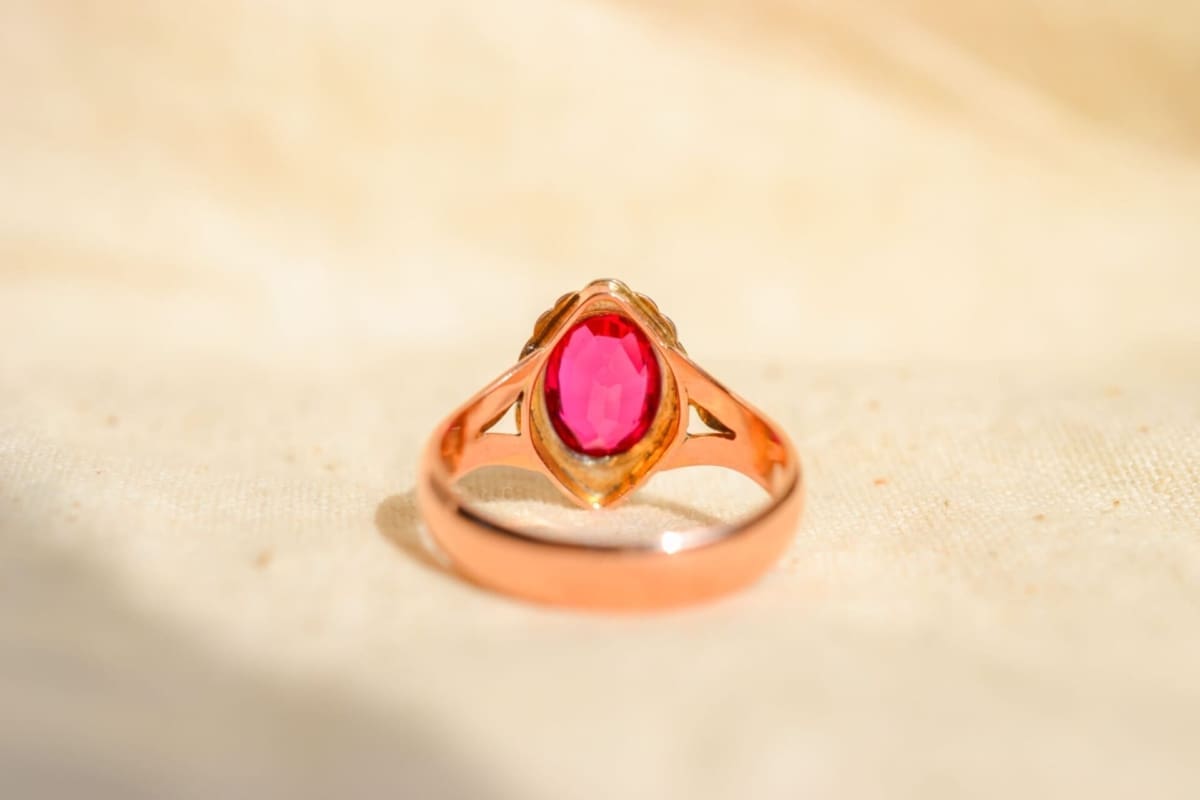 Marguerite Rubis et Oxydes 2 Ors - bague unique
