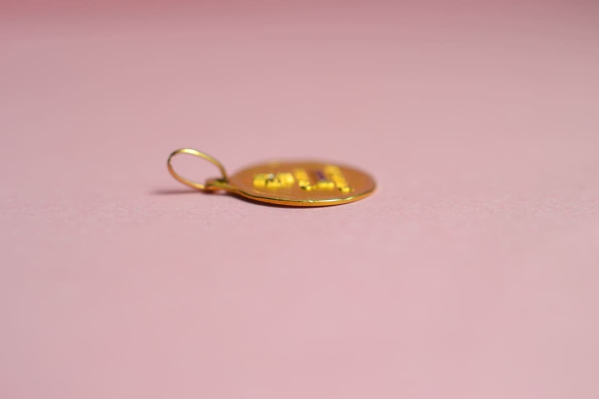 Collier Médaille + qu'hier - que demain - pendentif Vintage