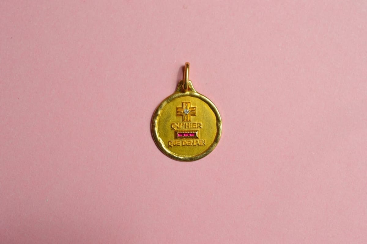 Collier Médaille + qu'hier - que demain - pendentif ancien
